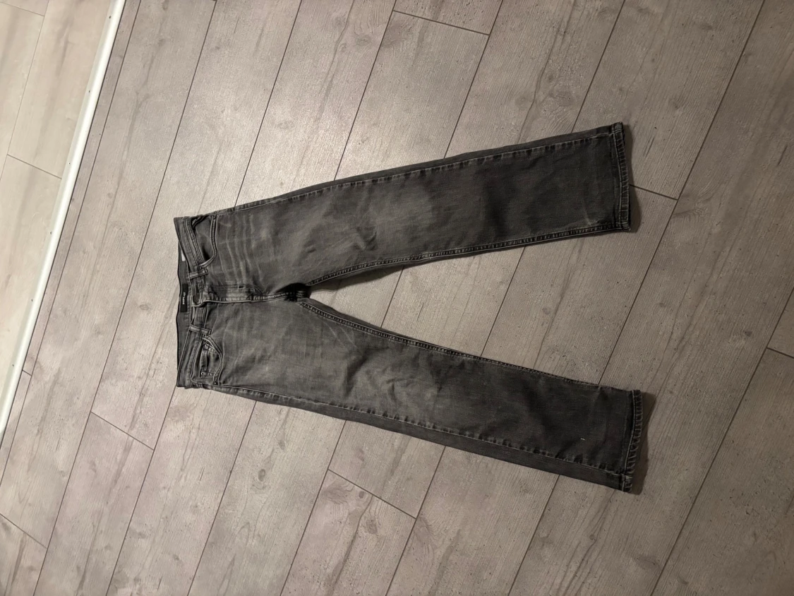 Grå raka jeansbyxor