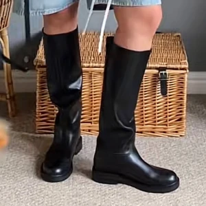 Pull&Bear höga stövlar - Supersnygga platta knähöga stövlar från Pull and Bear (ref 1205440) storlek 38. Lite smutsiga men går att torka bort. Den första bilden visar hur de ser ut på nya. Nypris 659kr  Säljer pga har ett par andra höga boots som jag använder.