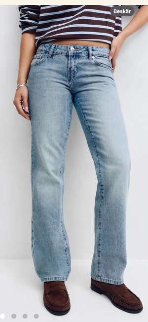 Low straight jeans - Helt nya jeans från Gina Tricot med prislapp. Dom är i modellen ”Scandi low straight jeans” i storlek 40. Säljer för att dom ej passade, nypris 500kr. 