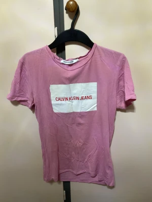 Rosa t-shirt Calvin Klein Jeans S - har inte använts mycket 