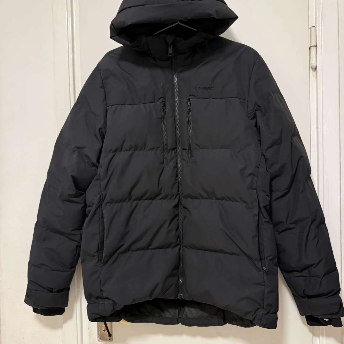 Svart pufferjacka från Everest