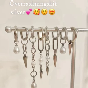 Överraskningskit silver🥰 - Julkit innehållande 6 par bästsäljande örhängen, alltså totalt 12 örhängen 💕🥰☺️ Begränsat antal så först i kvarn!!!🎄🎁 350 kr värde 789 kr😍☺️🎄 Kitet innehåller 2 par örhängen som är överraskning och 4 par från bild 2 som man får välja själv 🥰☺️💕 Detta kit innehåller silver örhängen 