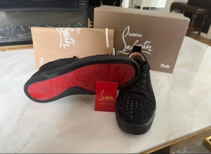 Loubs - Hej säljer ett par loubs skor som har används Max 2 gånger då jag inte har någon användning av dom överhuvudtaget och inte min stil heller  Fick dom i födelsedagspresent så bryr mig inte riktigt hur mycket jag säljer dom för så länge det ett acceptabelt pris för ett par loubs  Storlek 45 Kvitto och allt medföljer  För frågor och funderingar hör gärna av dig  Obs! Priset är redan ned sektion