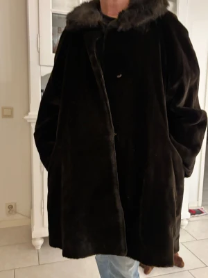 Comme Du Vrei Pälsjacka - Säljer en Comme Du Vrei Vintage Jacka. Superfint skick. Storlek 38/40. Mörkbrun 