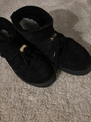 Svarta vinterskor  från INUIKII - Säljer ett par svarta skor från INUIKII.Låga model