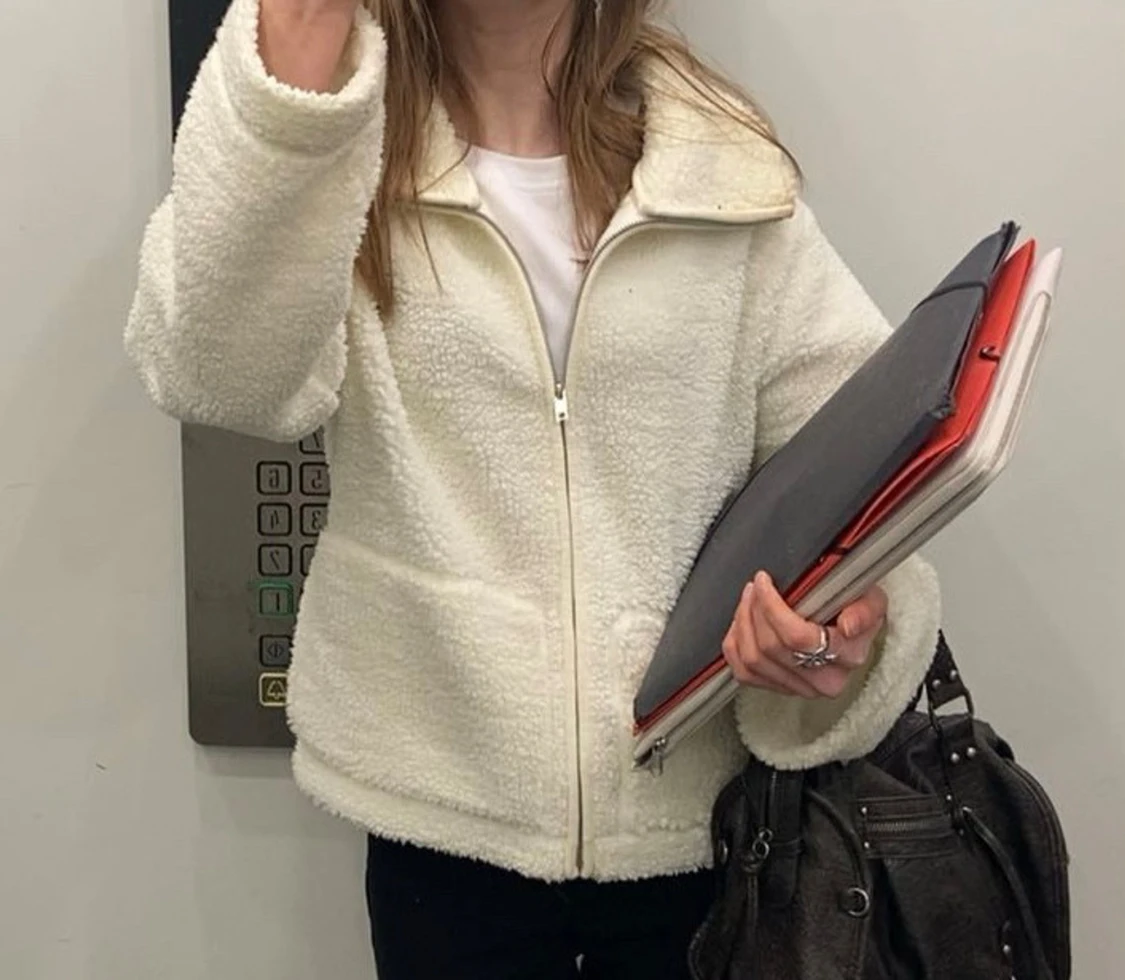 Vit teddyjacka med dragkedja