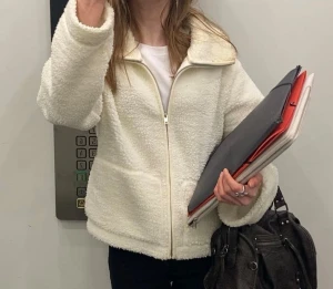 Vit teddyjacka med dragkedja - Supermysig vit teddyjacka som är perfekt till höst och vår! Använd denna våren men fortfarande fint skick, kan ha vissa mindre defekter men inget man märker 💗