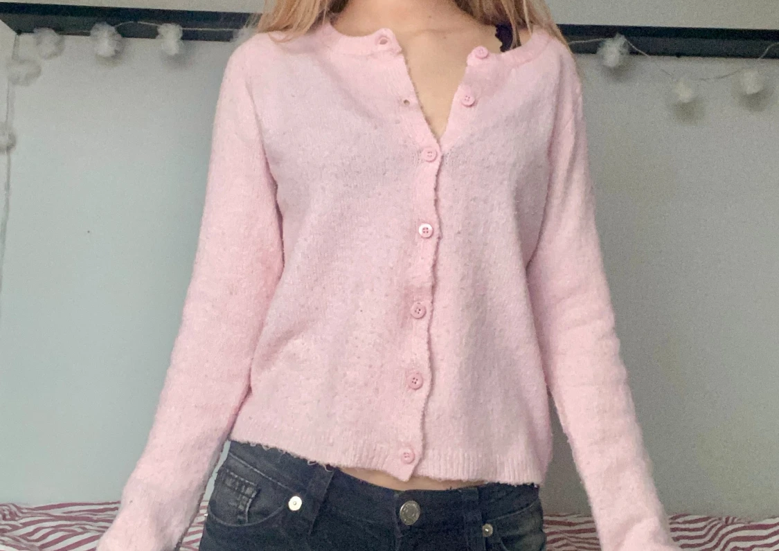 Ljusrosa stickad kofta med knappar - 1