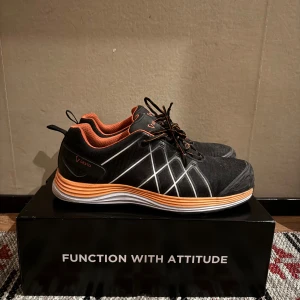 Gesto skyddsskor  - Gesto skyddsskor med stålhätta, endast använda ett par gånger. Orginalpris 1040kr