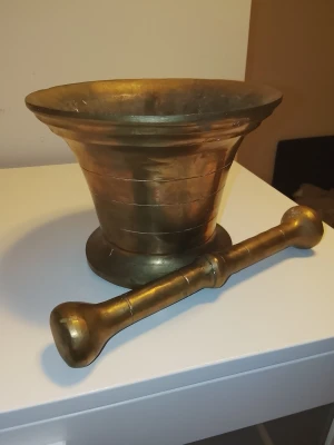 Mortel  - Säljer en Mortel, en äldre modell! Matrial: mässing. Bred nedre: 14cm, bred övre: 20cm, Höjden: 15cm 