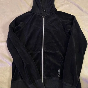 Luvtröja  - Säljer en svart luvtröja i storlek 158-164. Tröjan har ett väldigt gosigt material.🩷