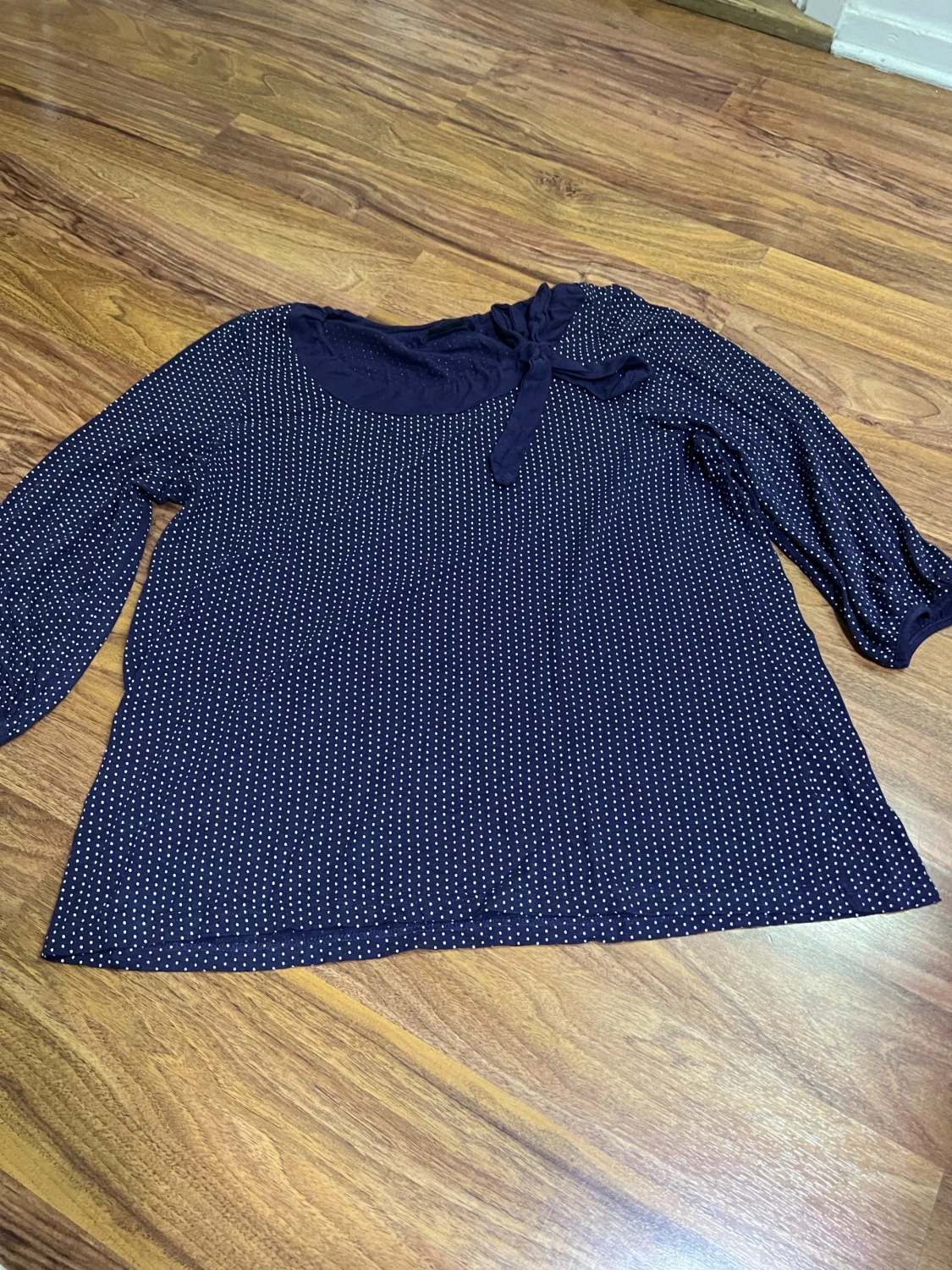 Mörkblå prickig blus med knyt från Isolde - 1