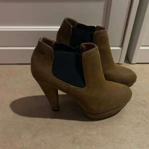 Bruna stövletter  - Säljer ett par bruna ankelboots/stövletter i storlek 37. Klacken är ca 10 cm och skorna är väldigt bekväma att gå i. De är använda ett par gånger och har några små slitmärken på några få ställen, men inget som syns vid användning. Inget är trasigt och de är i väldigt gott skick. De är i mockaliknande material.🩷