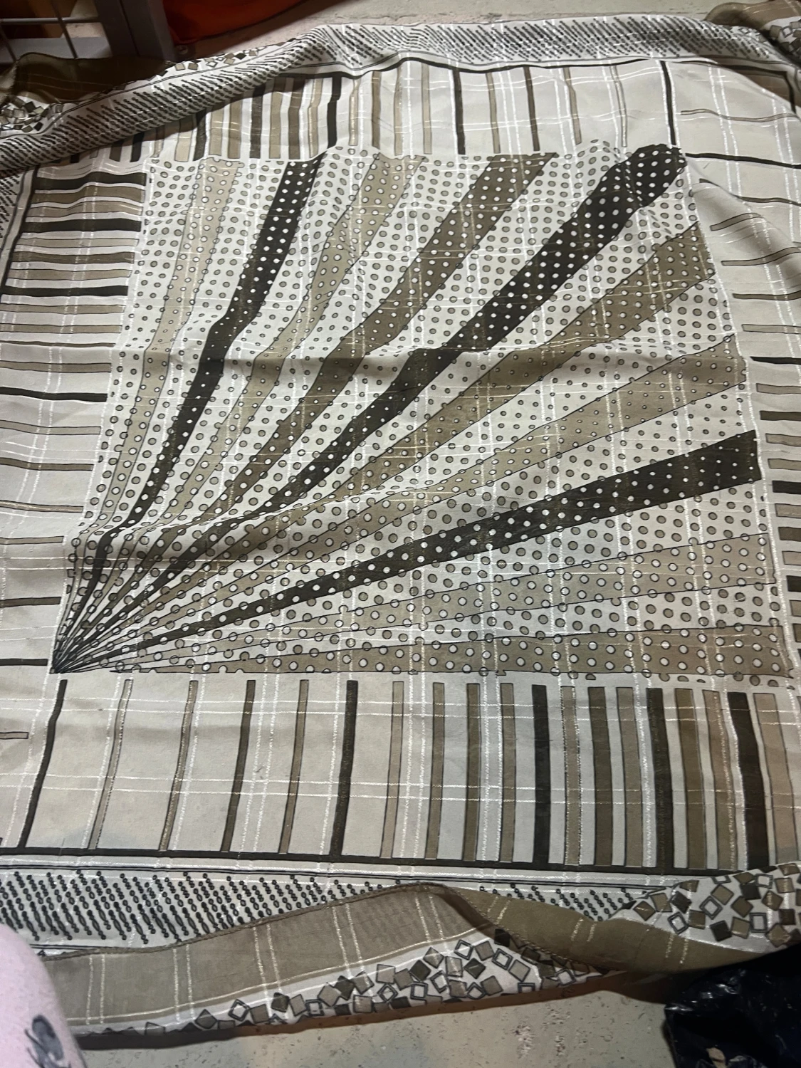 Beige och vit mönstrad halsduk - 2