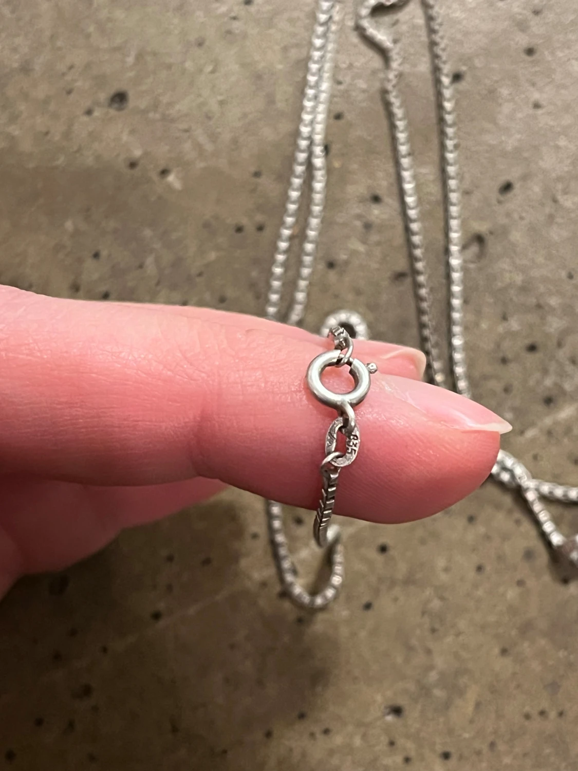 Halsband med trumpetberlock i silver - 4