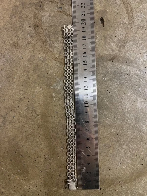 Silverarmband JAR 830F10 - Snyggt vintage armband i äkta silver från JAR, stämplat 830F10. Armbandet har en bred, flätad kedjedesign med flera rader och ett rektangulärt lås. Färgen är klassiskt silver och materialet är 830 silver. Längden är ca 19 cm. X-länk.