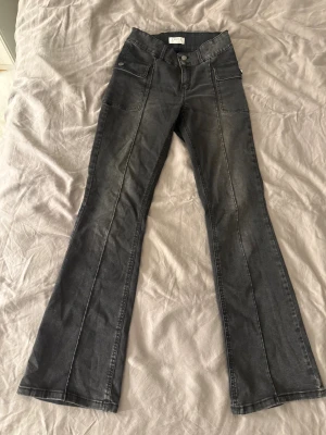 Svarta jeans bootcut - Säljar mina knappt andvända jeans då dem är högmidjade och inte kommer till andvändning🩷Dem är i storlek 170 🩷skicket är nytt/mycket bra