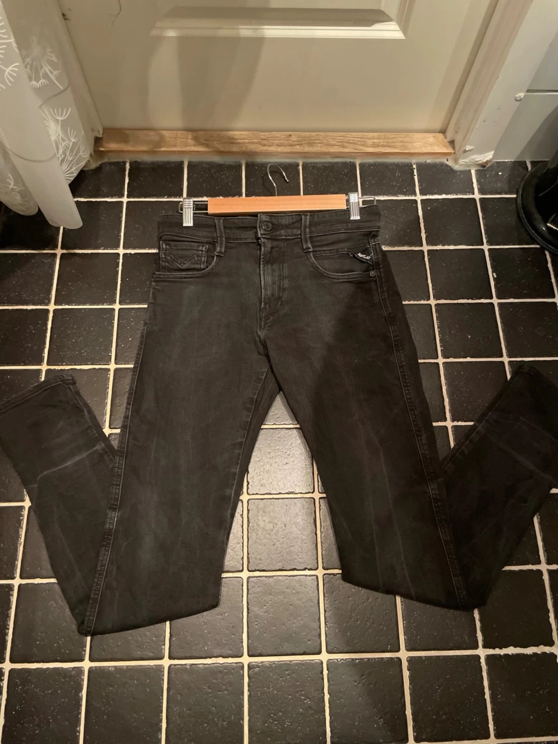 Säljer mina svarta AMBASS Reaplay jeans nu för 349kr - 3