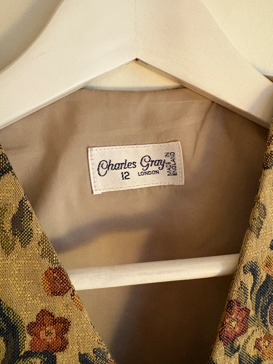 Blommig väst från Charles Gray - 1