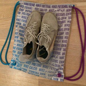  Nike fotbollsskor Air Zoom - Säljer ett par fotbollsskor air zoom från Nike, köpta för 3499 säljer dem för 599. Inga defekter förutom att de blivit smutsiga annars inget. Jag rengör dem noga innan ja fraktar dem. Påse följer med. Tveka inte på att höra av er.