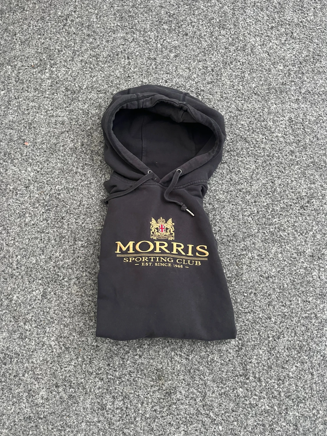 Svart hoodie från Morris 