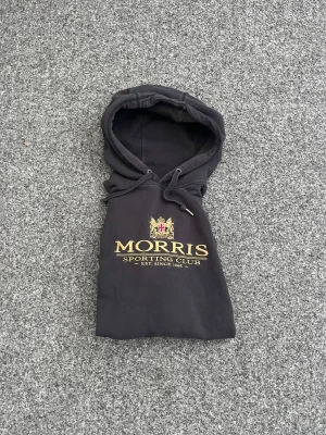 Svart hoodie från Morris  - Schysst hoodie från morris i strl xl men passar även L. Vid frågor är det bara att höra av sig