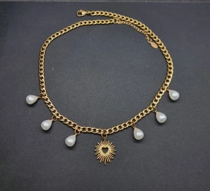 Stilfullt halsband med hjärta  - Material-rostfritt stål, kedjetjocklek-5mm. 