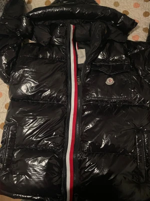 Moncler jacka två storlekar - Jätte noggran använd men knappast använd, kan bli till storlek Medium och Large ( 2 zip ) tags medkommer 