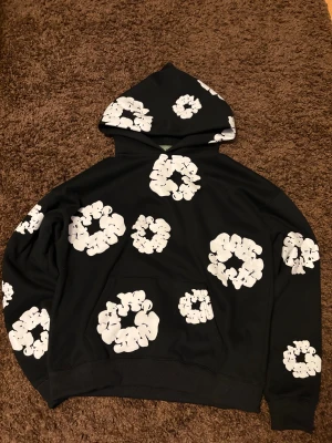 Denim tears hoodie - Tja. Säljer min denim tears hoodie i strl S men den är lite stor i storleken så kan nog även passa M. Den är i topp skick bara blivit använd ungefär 5 gånger. Säljer pga de inte är min stil! Vid snabb affär är priset inte hugget i sten. 