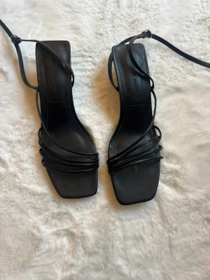 Svarta klackar med låg klack från Pull&Bear - Snygga svarta klackar från Pull&Bear , aldrig använda endast testade, strl 37