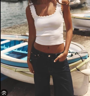 Zara populär topp  - Säljer denna suuuper snygg och populära toppen med små volanger från Zara i storlek s , aldrig använd därav i nyskick ☺️