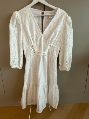 Vit klänning - Super fin vit klänning som passar perfekt till studenten, lite tajtare i midjan som du även kan justera själv, dragkedja bak och knapp i nacken! Så söt❤️🥰