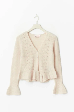 Beige stickad kofta från gina tricot - Supersöt beige stickad kofta med volangkant och v-ringning. Har ändats använt en gång och passar tyvärr inte mig. Den är dessutom slutsåld u alla storlekar.