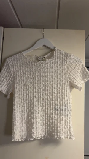 Vero Moda tröja - Säljer en fin tröja från Vero moda då den aldrig kommer till användning. Den har bara hängt i min garderob sen jag köpte den men den har lite smink fläck vid halsen då för att jag har provat den bara men det går nog att tvätta bort.