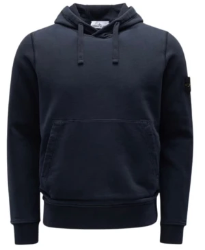 Mörkblå hoodie från Stone Island - Snygg mörkblå hoodie från Stone Island med klassisk logotyp på ärmen. Tröjan har huva med snörning, magficka och ribbade muddar. Perfekt för dig som gillar streetwear och vill ha en stilren look. Materialet är mjuk bomull för skön komfort. Pris kan diskuteras.