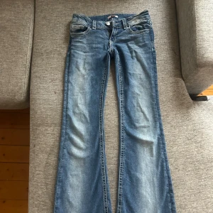 Blå bootcut jeans med broderade fickor - Snygga blå jeans med bootcut från Gina tricot. Jeansen har låg midja inte andvända jätte mycket 
