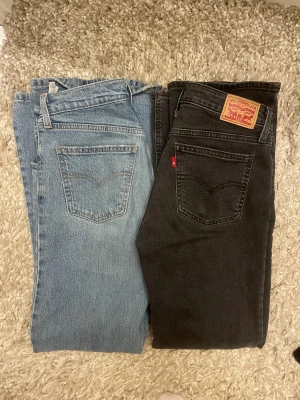 Levi's jeans blå och svarta - Två par klassiska Levi's jeans, ett i ljusblå denim och ett i svart. Båda har raka ben. Skriv om du är intresserade med storlekn. 500kr styck