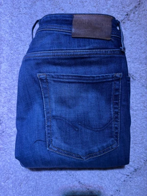 Jack & Jones slim - Säljer dessa feta jeansen från Jack & Jones i blått för bara 199. Byxorna har en snygg, unik färg och är modellen Slim. Dem är i väldigt fint skick och finns inte mycket tecken på användning.  Dem är redo att hitta ett nytt hem! Fråga gärna om ni vill ha fler bilder eller mer information