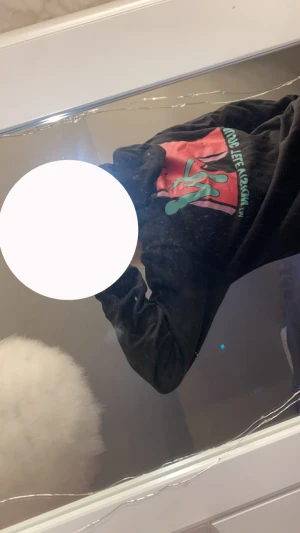 Svart cool hoodie - Svart hoodie med stor färgglad logga på bröstet i rosa och turkost. 😍Tröjan har huva med snörning och lång ärm. Mjuk och skön, perfekt för chill dagar☺️