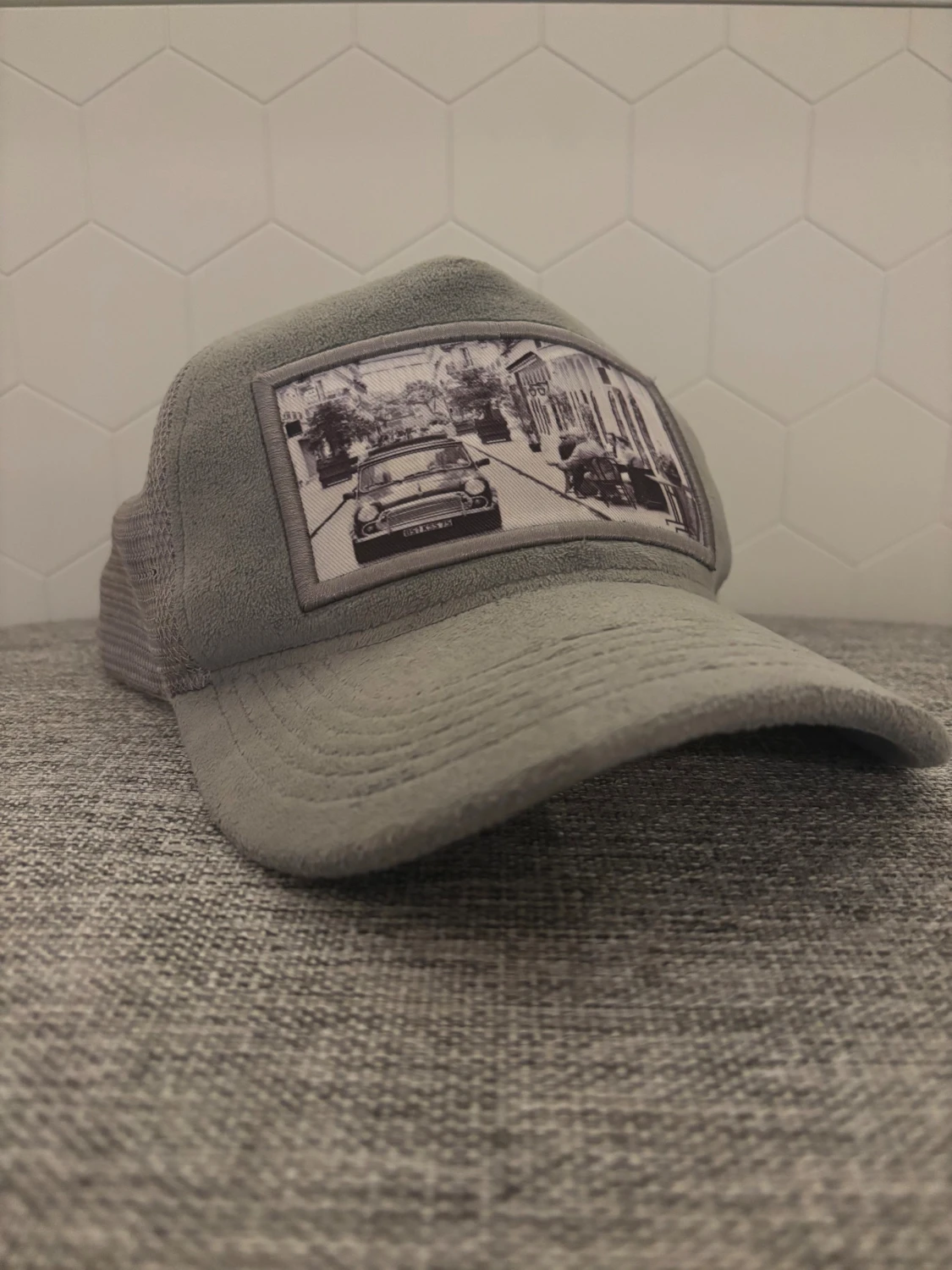 Grå keps Emilio Pendenza med bilmotiv