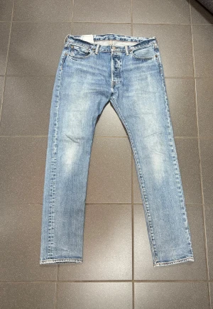 Levis 501 - Levis 501. Storlek 33. Skick 8/10. Nypris 1500, mitt pris 329. Hör av dig vid frågor o funderingar!