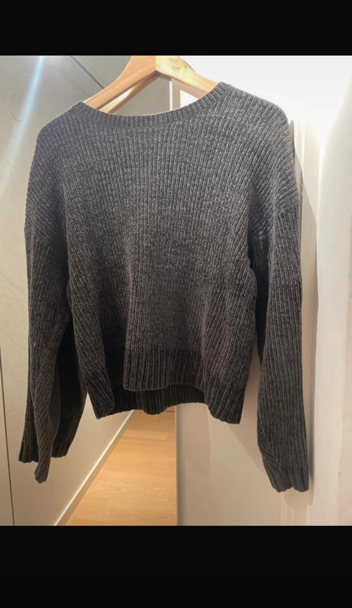 Mörkgrå ribbad stickad tröja - 1