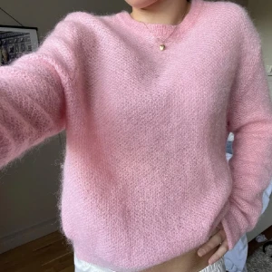 Finstickad Filippa K Mohair tröja  - Säljer en mohairstickadetröja från Filippa K.💞 I gott skick! Nypris: över 2000. Den kryptes till storlek XS.