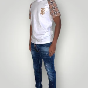 Burberry tshirt strl M - Helt ny. Fin replika med grym kvalitet.Modellen är 175cm lång och bär storlek M. Pris: 999kr. Först till kvarn som gäller. Skickas direkt inom 24h