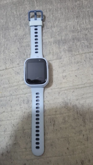 Blå smartwatch med silikonarmband - Snygg smartwatch med fyrkantig display och ljusblå silikonarmband med mörkblå detaljer. Klockan har touchskärm med färgglada ikoner och kamera. Perfekt för dig som gillar teknik och vill ha koll på allt direkt på handleden.