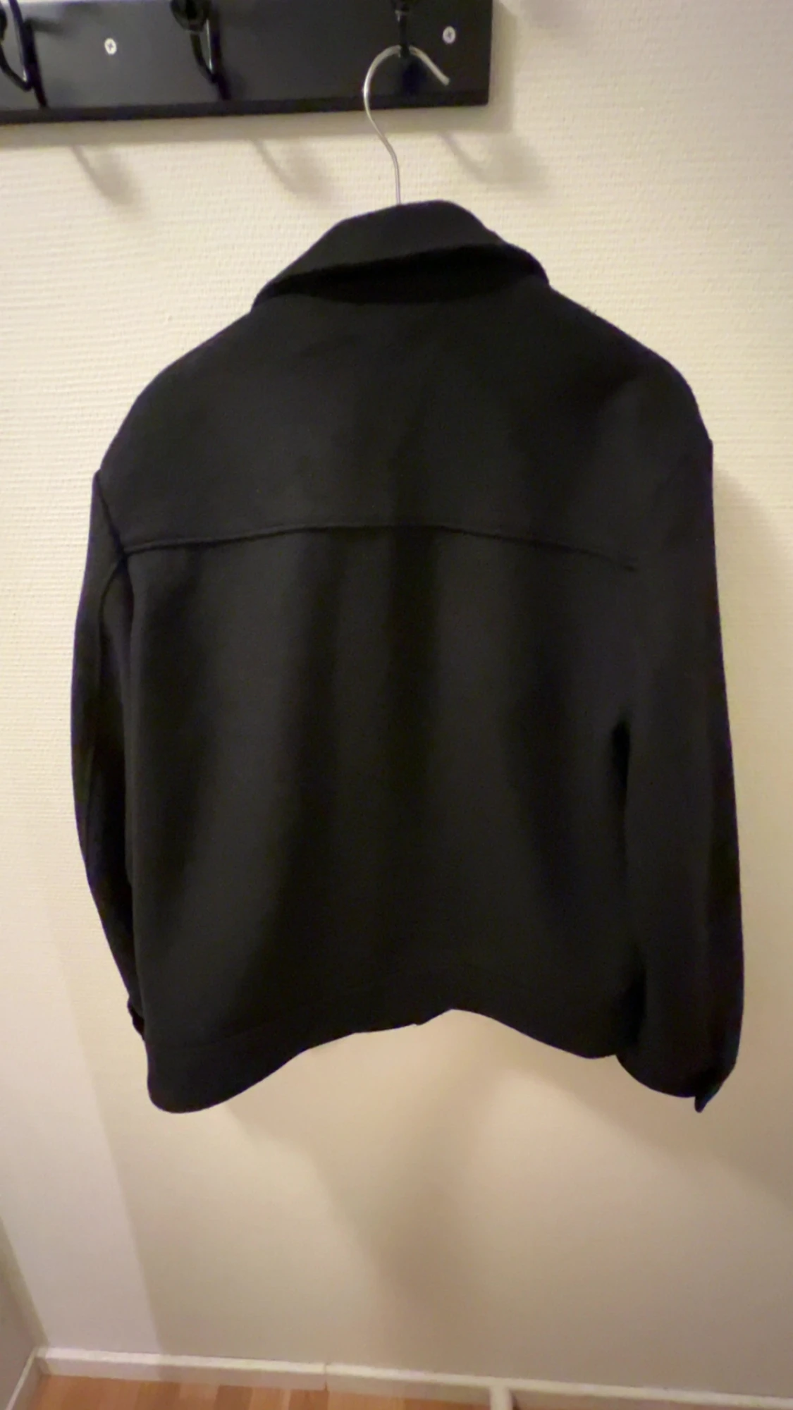 Svart kappa med dubbla fickor - 1