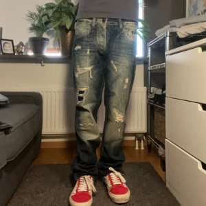 nudie liknande jeans - feeeeeta nudie liknande jeans med distressing och cool fade