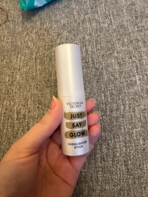 Victoria's Secret highlighter stick - Highlighter stick från Victoria's Secret i färgen Champagne. Ger en snygg glow med skimrande finish. Kommer i en smidig stickform som är enkel att applicera direkt på huden. Perfekt för att framhäva kindben, näsrygg och amorbåge.