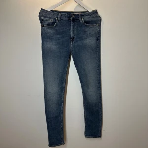 Tiger of Sweden Jeans - Mörkblå Tiger of Sweden Jeans Unisex - Style Slight W30 - Skick 9/10 Hör av er vid minsta fundering! 