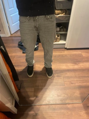 Grå Jack & Jones jeans - Säljer ett par grå Jack & Jones byxor. Loose, chris